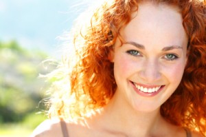 woman with a beautiful smile thanks to the cosmetic dentist palm beach gardens residents rely on